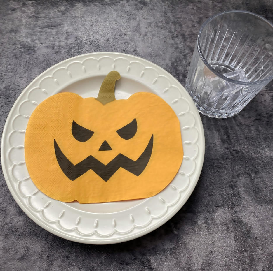 Kürbisförmige abgeschnittene Serviette mit gelber Farbe für Halloween Kürbisförmige abgeschnittene Serviette mit gelber Farbe für Halloween