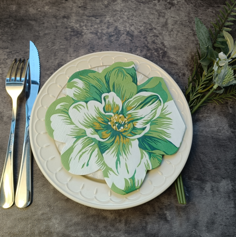 Umweltfreundliche grüne Servietten in Blumenform für den gedeckten Tisch Umweltfreundliche grüne Servietten in Blumenform für den gedeckten Tisch