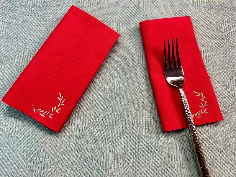 Wie werden Airlaid-Servietten hergestellt und was macht sie einzigartig?