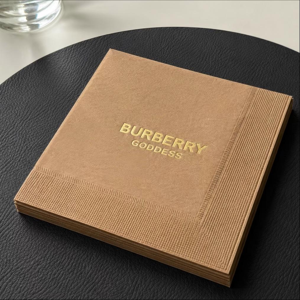 Luxuriöse braune Papierservietten mit Goldfolienprägung | 25x25cm | Maßgeschneiderte „Burberry-Göttin“